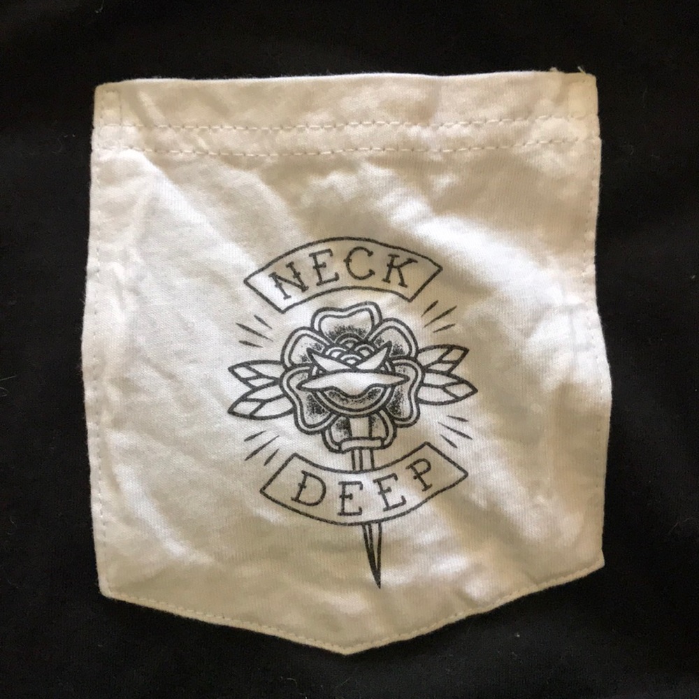 Neck deep band tee!